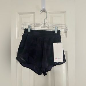 NEW WITH TAG Lululemon Black Camo Hotty Hot Low-Rise Lined Short 4"